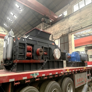 大型全自動液壓對輥破碎制砂機發(fā)往四川處理鵝卵石