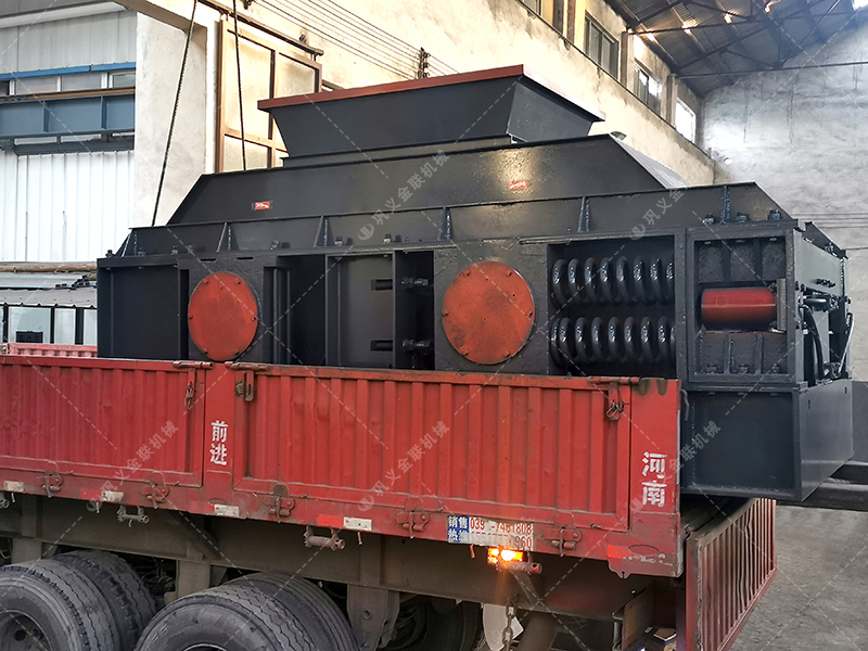 2PG1200x800型直連式半自動(dòng)對(duì)輥破碎機(jī)發(fā)貨圖片