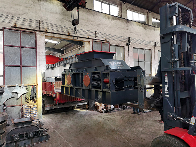 1500x800直連式大型液壓對輥破碎機(jī)發(fā)往陜西