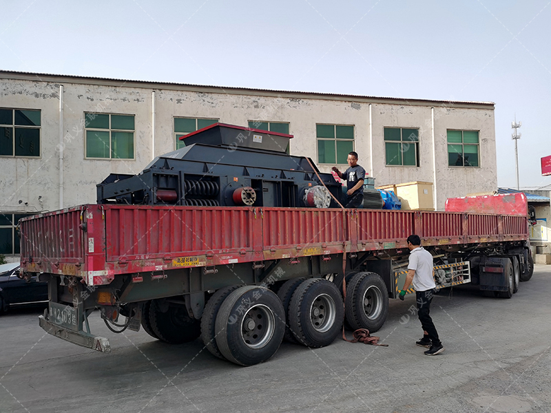 1500x800直連式大型液壓對輥破碎機(jī)發(fā)往陜西