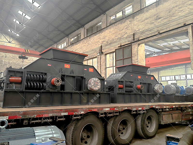 兩臺超大型半自動液壓對輥制砂機發往湖北襄陽征戰沙場