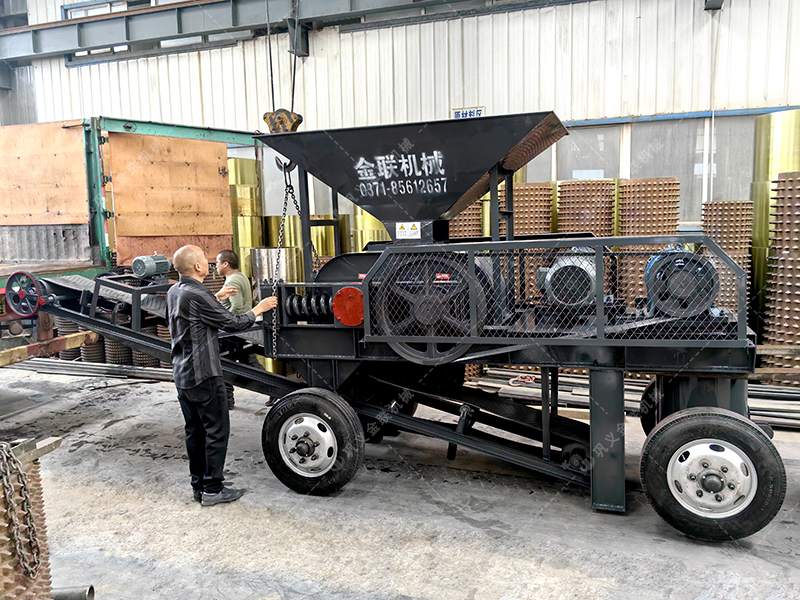 2PG小型移動對輥破碎機(jī)發(fā)貨現(xiàn)場圖片_發(fā)往江西撫州